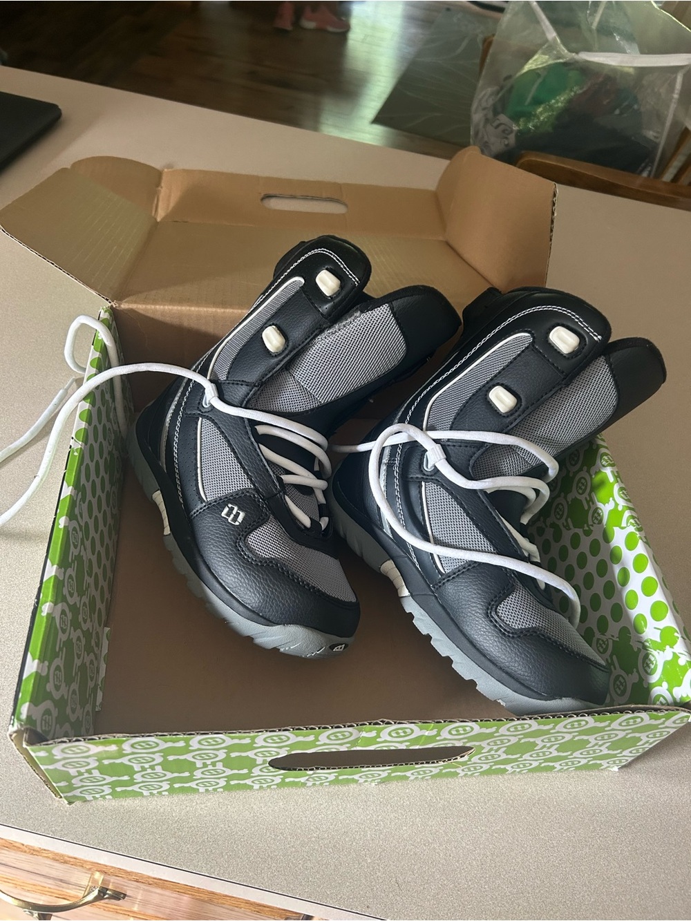 Youth snowboard boots Morrow brand new